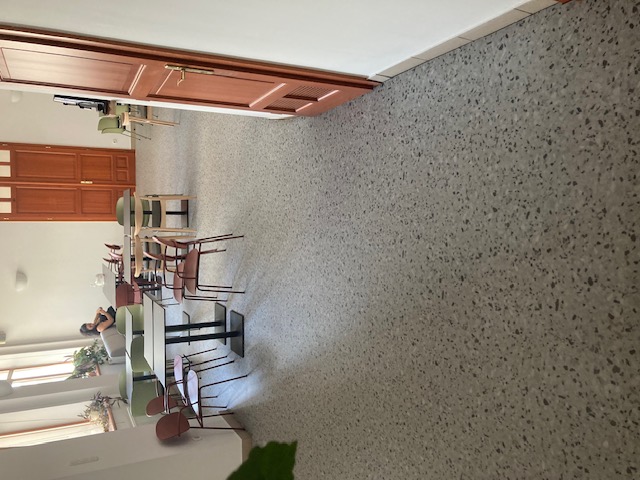Terrazzó mintás vízálló PVC padlóburkolat egy közösségi térben